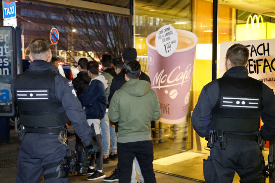Weglaufen war nicht! Die Beamten kontrollierten die Jugendlichen auf illegale Gegenstände und Drogen.