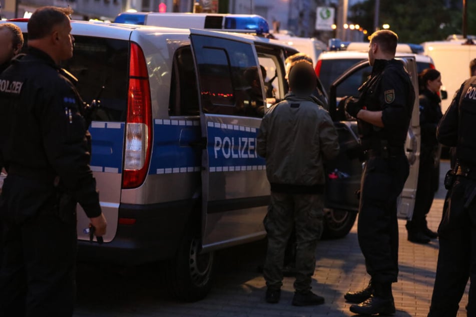 Polizisten bei einem Einsatz in der Dresdner Neustadt. (Symbolbild)