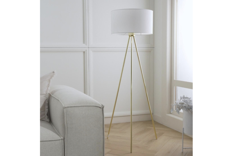 Diese elegante Tripod Stehlampe Cella erhellt ein geschmackvoll eingerichtetes Zimmer.