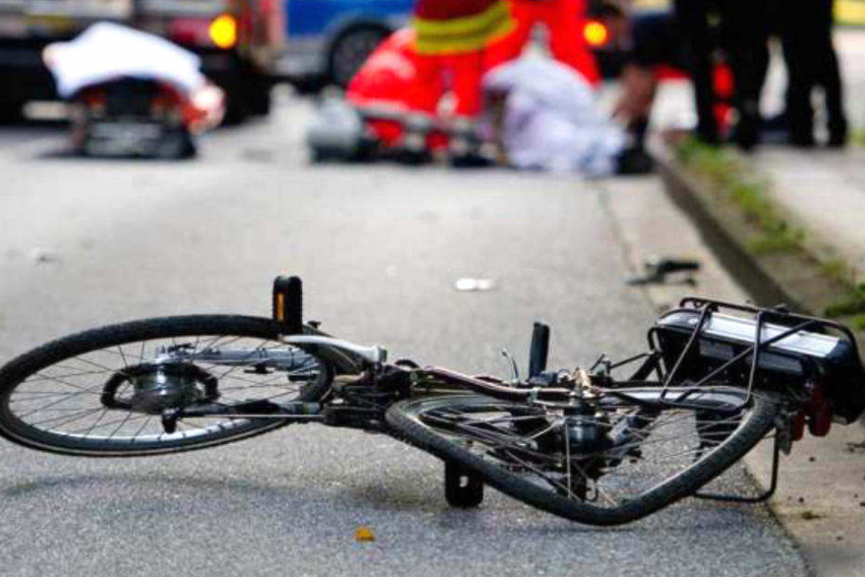 Die Radfahrerin wurde von dem Lastwagen erfasst und schwer verletzt. (Symbolbild)