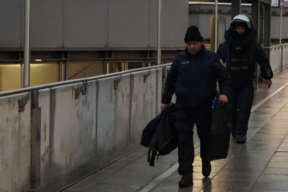 Spezialkräfte der Bundespolizei überprüfen den verdächtigen Gegenstand.