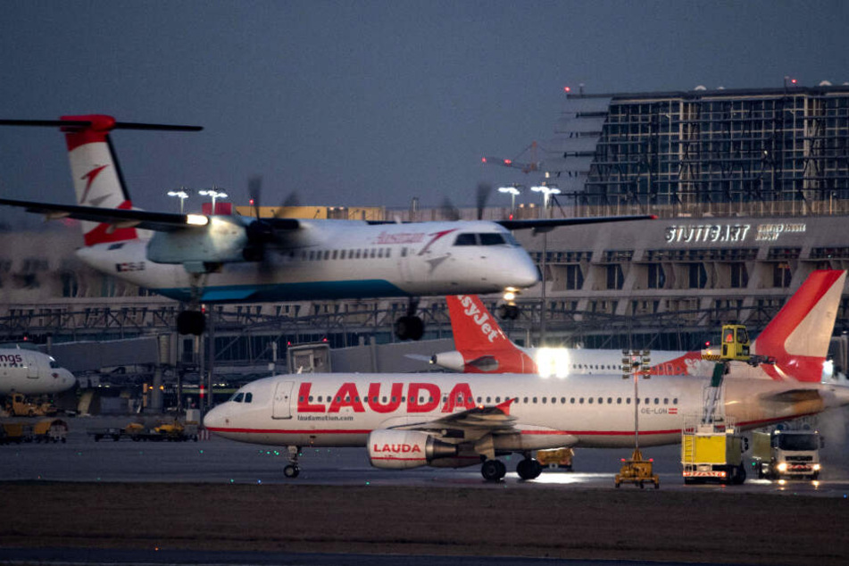Flugzeuge vor dem Terminal 1 des Stuttgarter Airports.