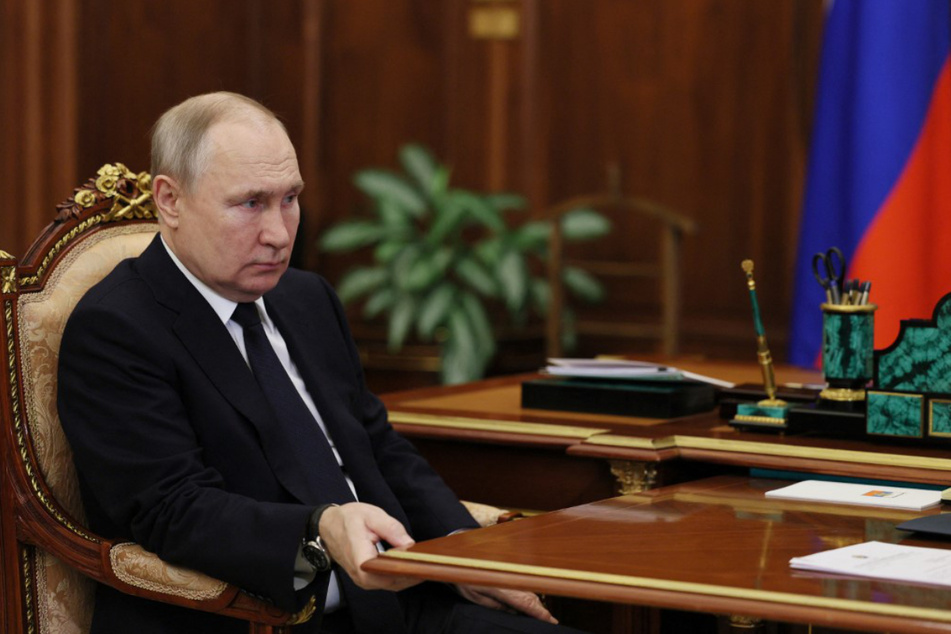 Wladimir Putins (70) Angewohnheit, sich an Tischen festzuhalten, sorgt bei Beobachtern immer wieder für Spekulationen.