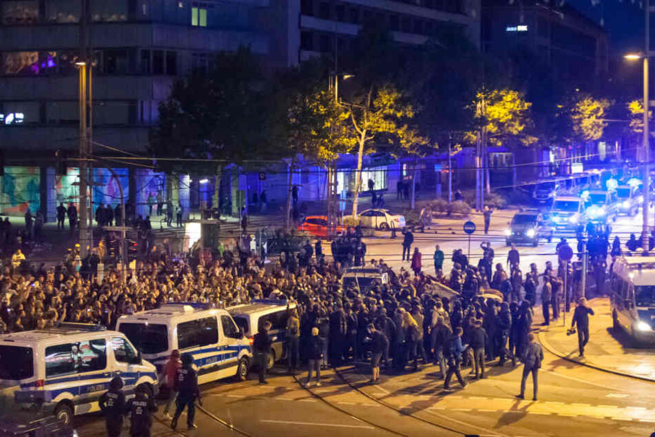 Am Samstag gab es in der Innenstadt gleich drei Großdemos mit insgesamt 11 000 Teilnehmern. Trotz zahlreicher Verletzter fiel das Polizei-Fazit positiv aus.
