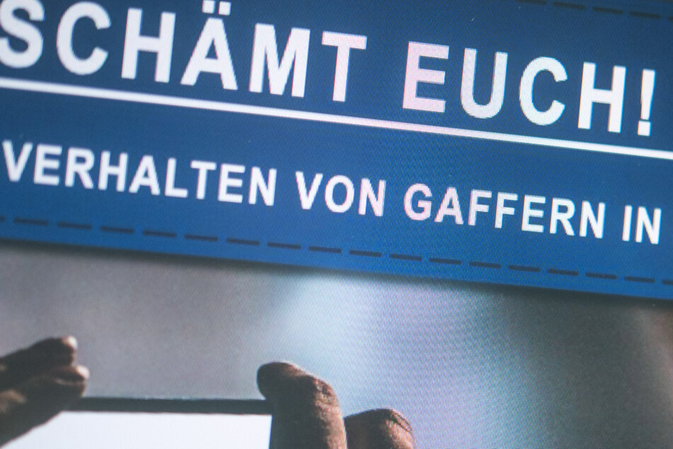 Gaffer behindern die Einsatzkräfte bei Unfällen immer wieder. (Symbolbild)