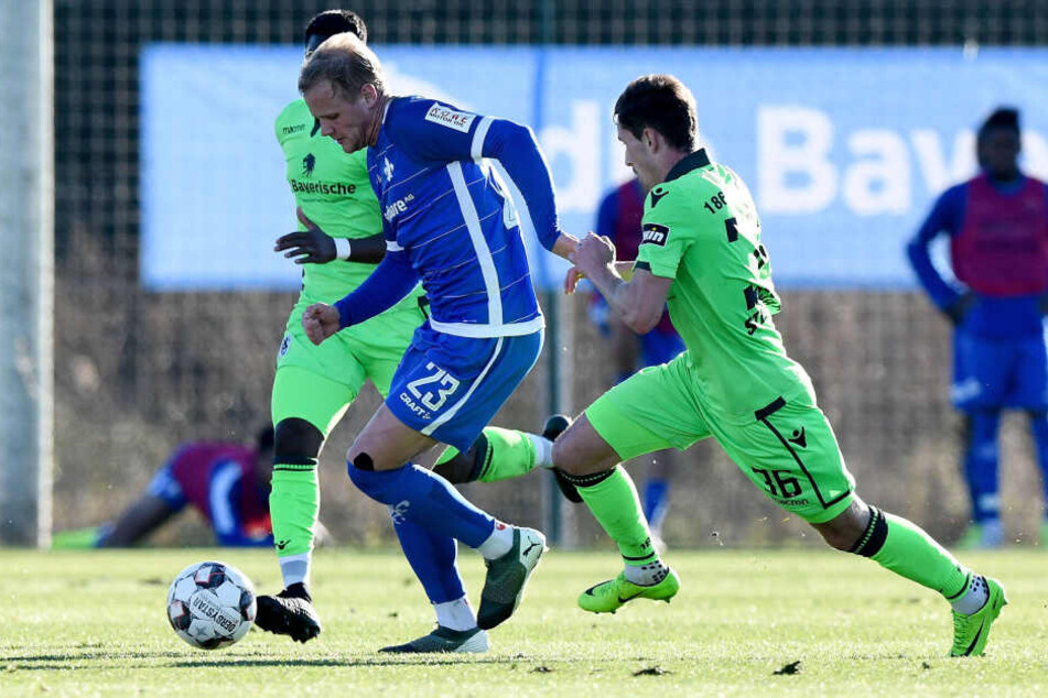 Aus einem Veilchen wurde eine Lilie: Sören Betram im Trikot von Darmstadt im Testspiel in Spanien gegen 1860 München. Hier überläuft er Philipp Steinhart.