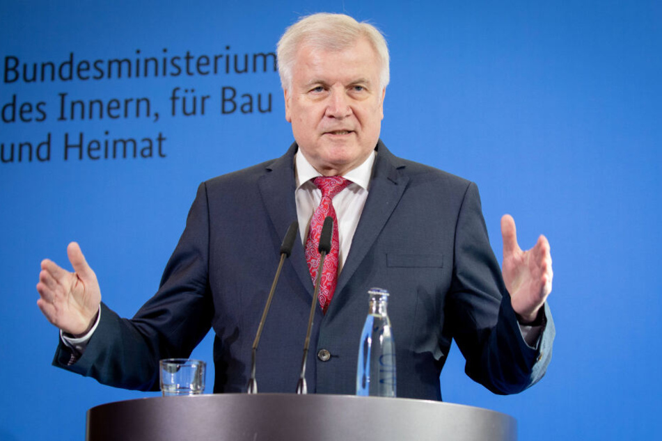 Horst Seehofer (69, CSU), Bundesminister des Innern, für Bau und Heimat, spricht auf einer Pressekonferenz in seinem Ministerium zu den Medienvertretern. Thema waren die jüngsten Berichte über den Anschlag auf den Berliner Breitscheidplatz und die Überprü