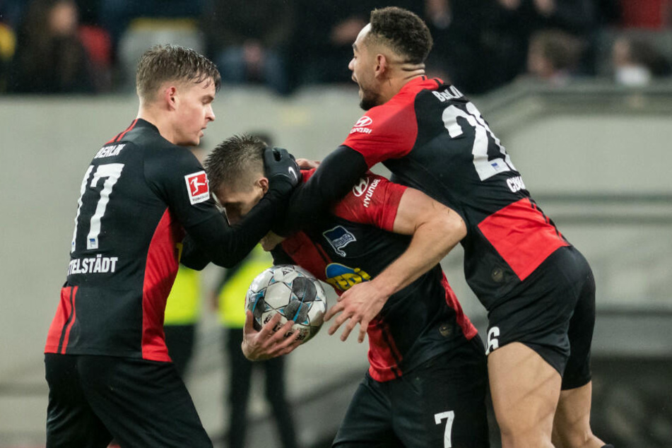 Berlins Krzysztof Piatek (M) jubelt mit Maximilian Mittelstädt (l) und Matheus Cunha über seine Treffer zum 3:3.