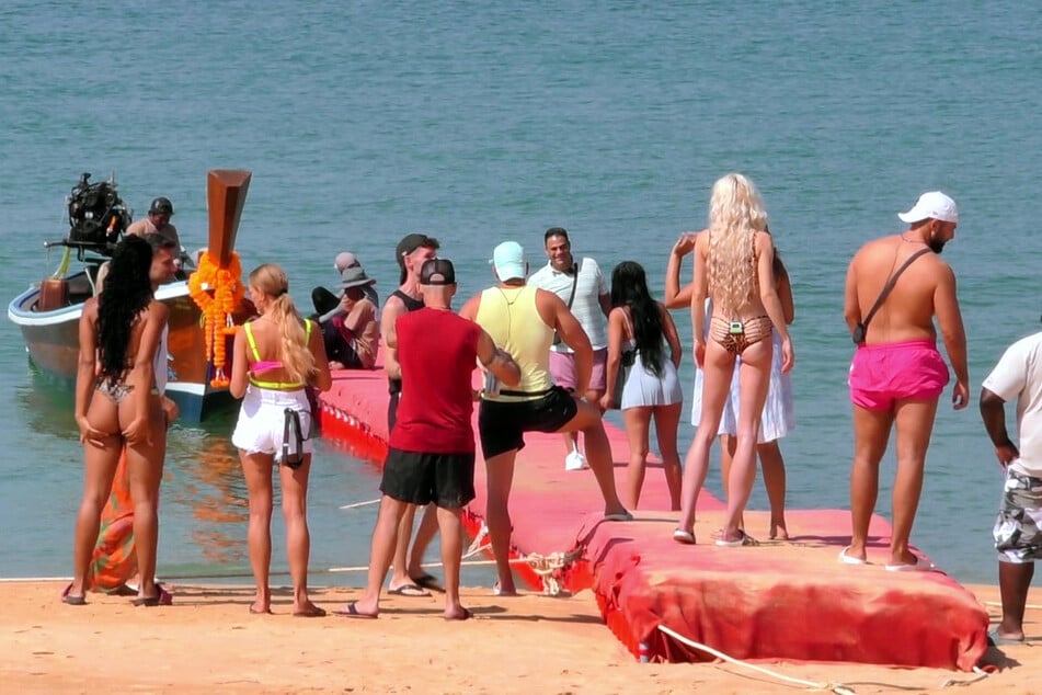 "Hot Banditoz"-Silva kommt am Strand von Thailand an. Das sorgt nicht bei allen für Freudensprünge.