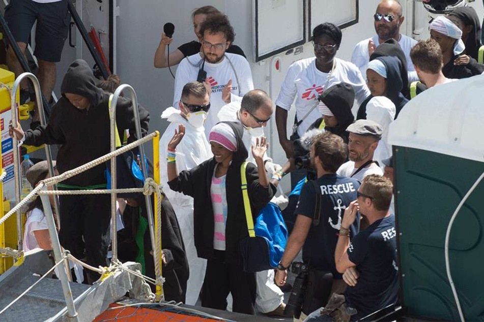 Malta: Migranten warten darauf von Bord des Rettungsschiffs Aquarius im Hafen von Senglea zu gehen.