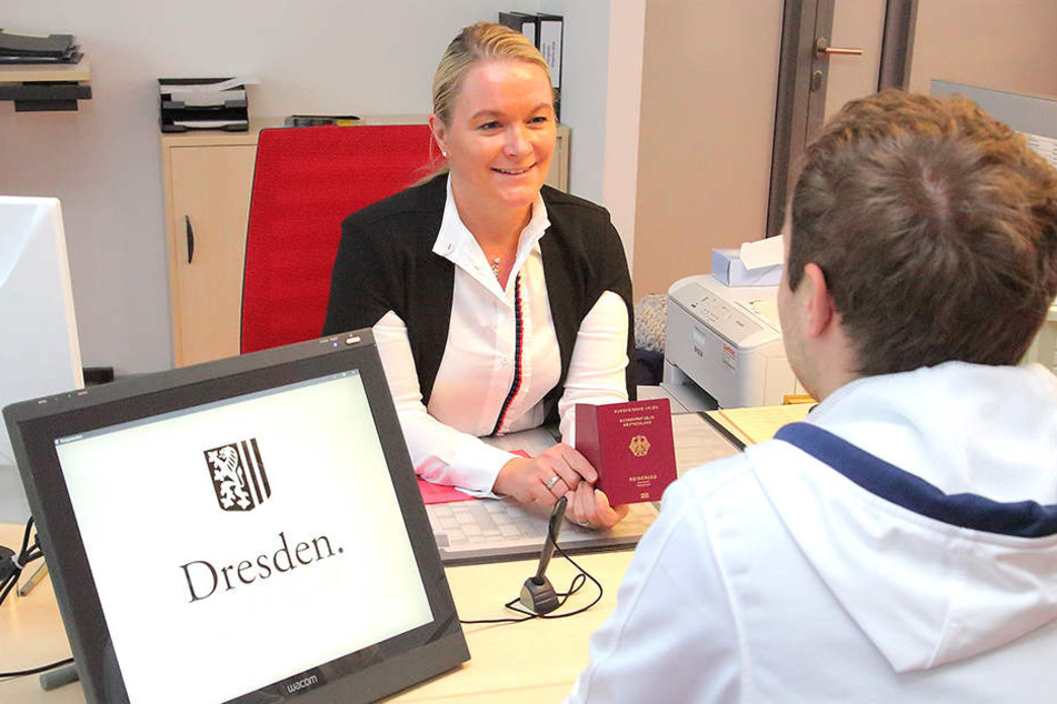 Viele Dresdner, die zu Denise Kaldewey (44) ins Bürgerbüro Neustadt kommen, haben vorab im Netz einen Termin vereinbart.