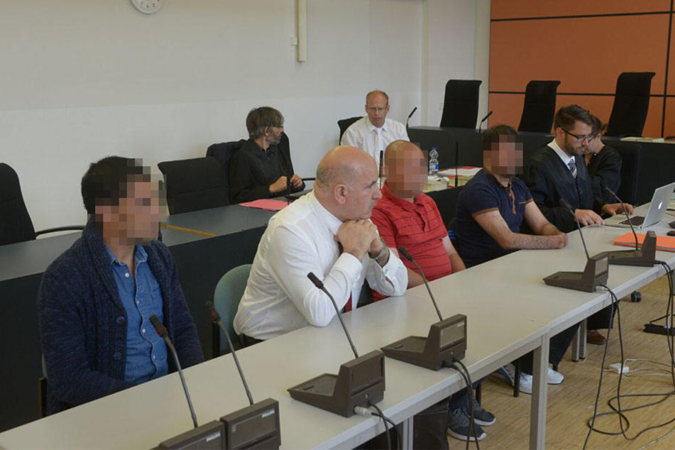 Auch die Nebenkläger mitsamt Anwälten und Dolmetschern sind anwesend. Hinten rechts: Staatsanwalt Dr. Christian Richter (40)