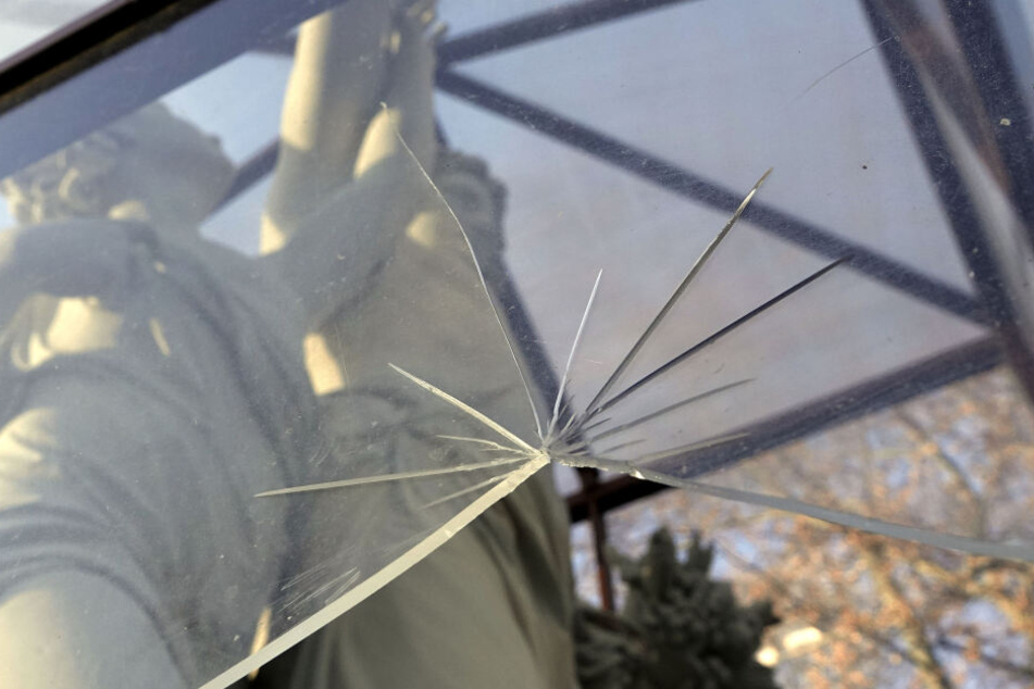 Unbekannte beschädigten insgesamt drei Scheiben.