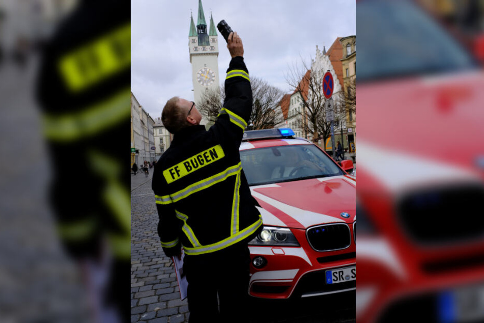 Ein Feuerwehrmann misst in der Innenstadt mit einem Gasmessgerät die Ammoniakkonzentration in der Luft.