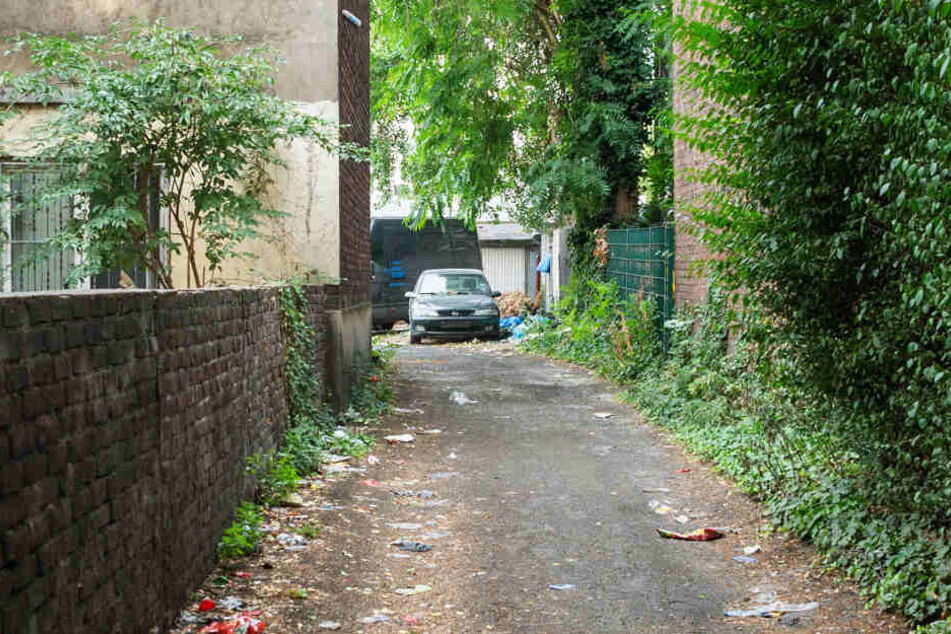 Ein Privatweg führt zu Garagen. Bei dem Streit vor dem BGH geht es um das Wegerecht. (Symbolbild)