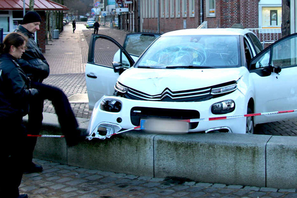 Dieser Wagen wurde in eine Menschenmenge gelenkt, etwa nach einem Disko-Streit?