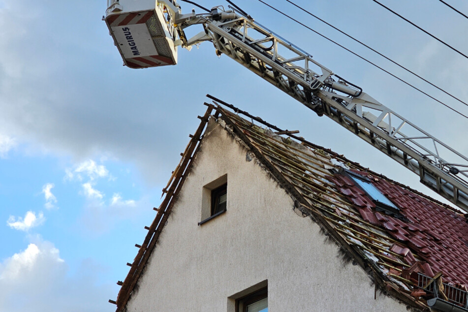 Blitz schlägt in Doppelhaus ein und zerstört das Dach: Bewohner teils evakuiert und ohne Strom