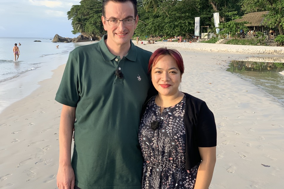 Hotelmanager Marc Hermes bekommt Besuch von seiner Frau Melany von den Philippinen.