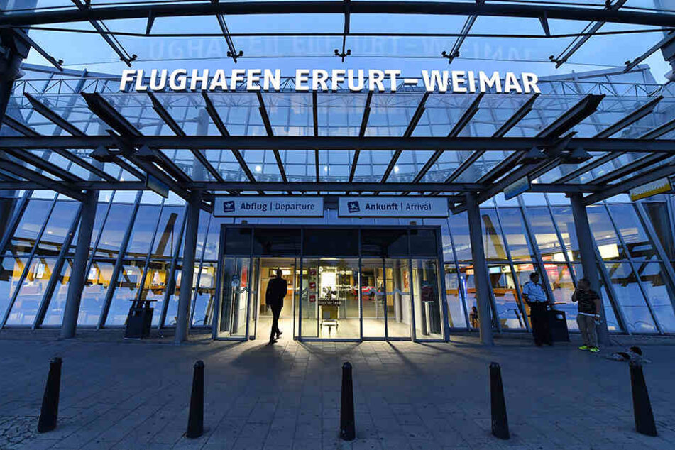 Auch Reisende in Thüringen sollten sich informieren, wann sie abheben können, denn auf dem Flughafen Erfurt-Weimar wird ebenfalls gestreikt.