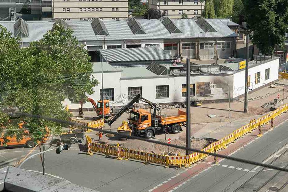 Der neue Mast (vorn) wurde Donnerstag eingesetzt, am Freitag kommt der beschädigte krumme Mast (hinten rechts) weg.