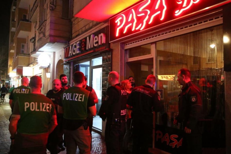 Die Berliner Polizei hat am Donnerstagabend wieder mehrere Shishabars und Cafés in Neukölln durchsucht.