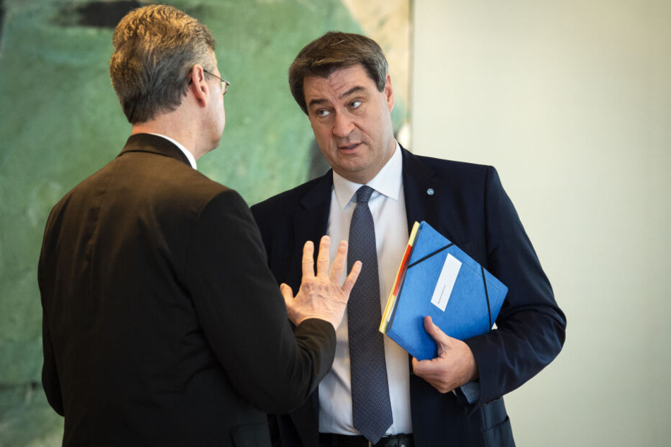 Markus Söder (CSU, r), bayerischer Ministerpräsident begrüßt Michael Piazolo (Freie Wähler), Staatsminister für Unterricht und Kultus, vor einer Sitzung des bayerischen Kabinetts in der Staatskanzlei.