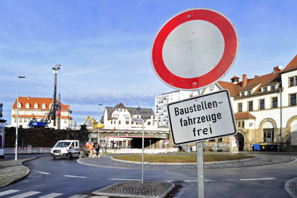 Die Stadt lässt den Kreisverkehr am Südbahnhof bis Mittwoch sanieren.