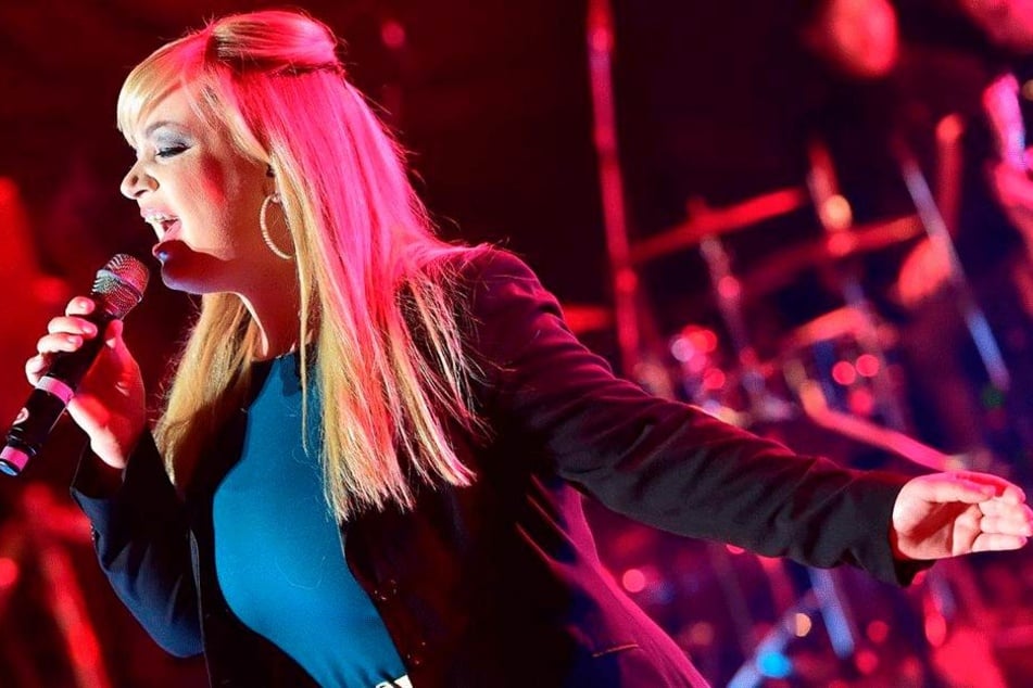 Kurzzeitig ausgebremst durch eine Kehlkopfenzündung, aber ihre Auftritte auf der Zwickauer Schlossweihnacht gehen klar: Popstar "Jasmin Graf (31).
