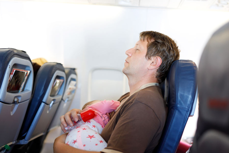Während eines Nickerchens im Flugzeug passiert einiges im menschlichen Körper.