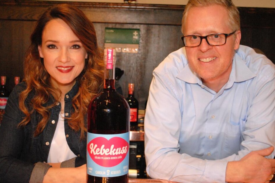 Komikerin Carolin Kebekus und Thomas Deloy, Geschäftsleitung Marketing und PR der Privatbrauerei Gaffel.