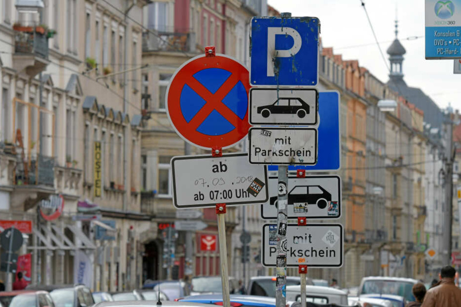 Die verwirrenden Verkehrsschilder, die auf der Rothenburg Straße in der Dresdner Neustadt stehen.