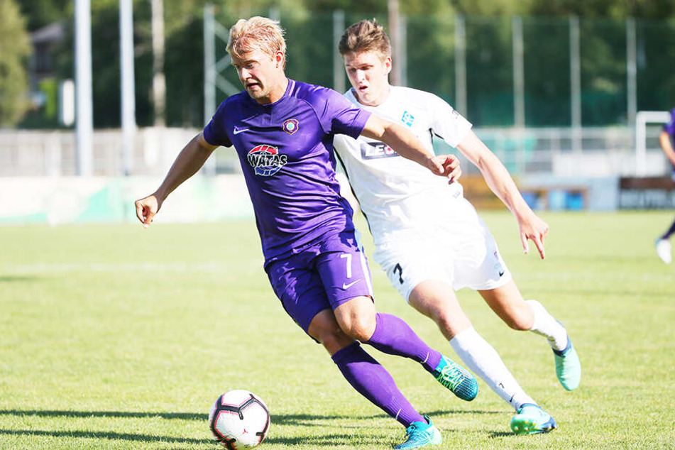 Aleksandr Sobolev (r.) bei einem Testspiel im Sommer 2018 gegen den FC Erzgebirge Aue und Jan Hochscheidt.