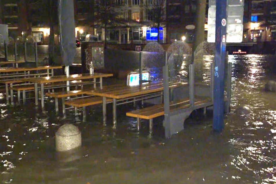 Die Gastronomie-Betriebe am Hamburger Fischmarkt stehen unter Wasser.