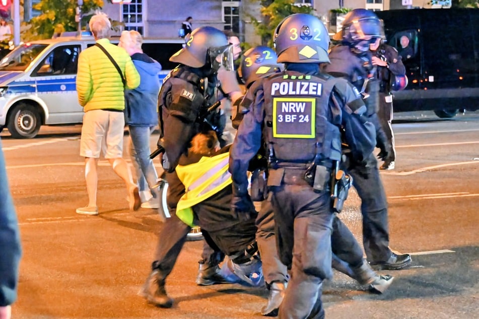 Polizisten nahmen am Samstagabend einen Tatverdächtigen wegen Widerstands fest und zwei Personen in Gewahrsam.