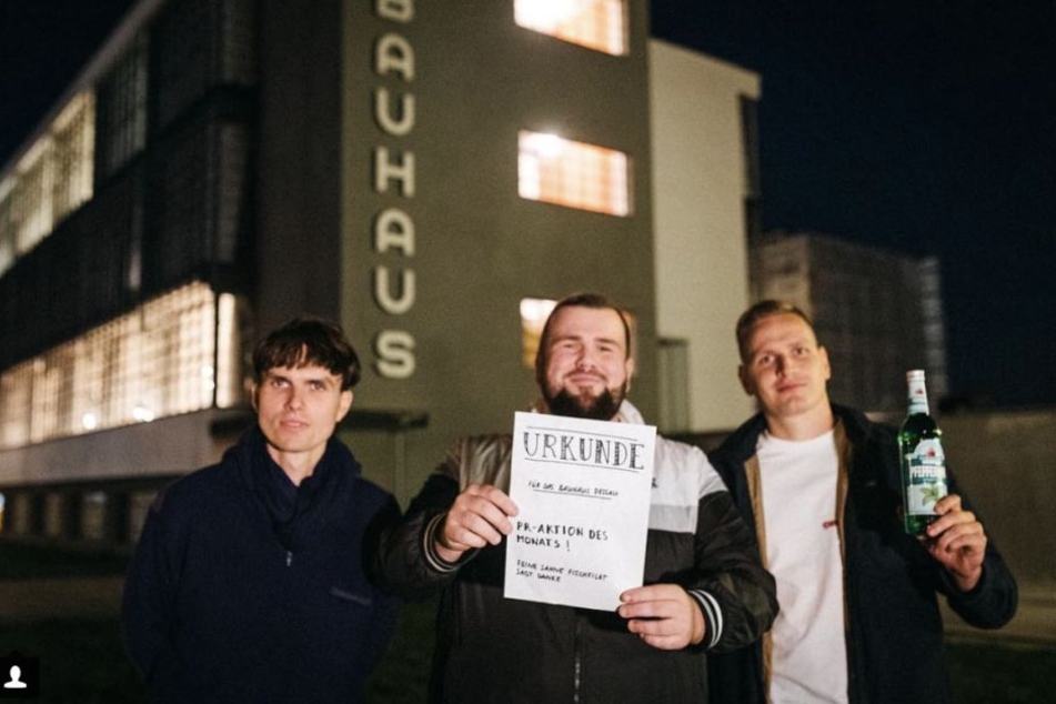 Nach der Konzertabsage des Bauhaus Leipzig übergab die Band den Verantwortlichen eine Urkunde für die "PR-Aktion des Monats".