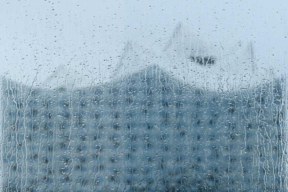 Die wenigsten Hamburger werden beim Blick aus dem Fenster die Elbphilharmonie sehen können, doch Regentropfen dagegen schon.