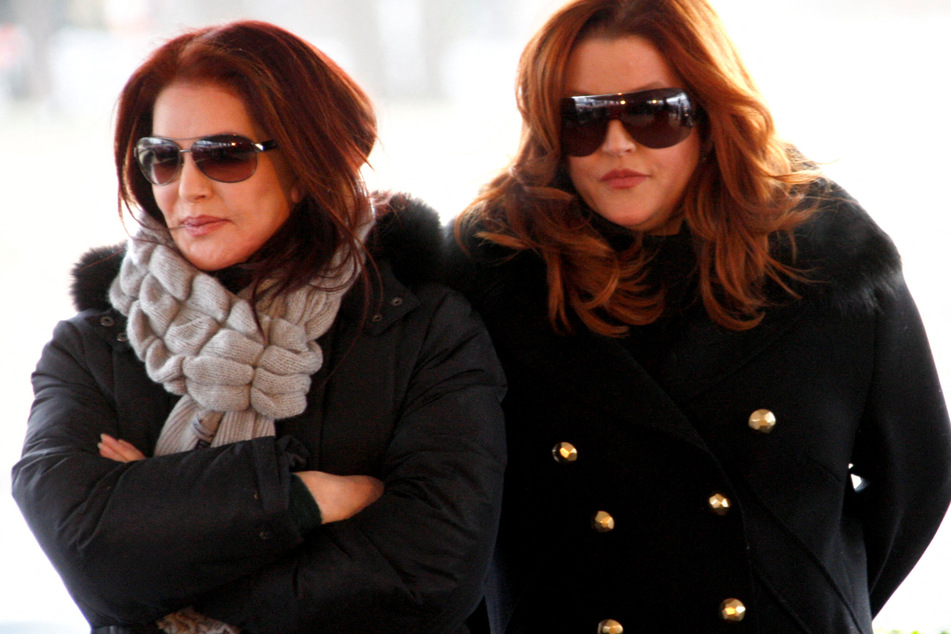 Lisa Marie Presley (r.) and her mother Priscilla Presley welcome fans during the 75th birthday celebration for Elvis Presley in Memphis, Tennessee, on January 8, 2010.