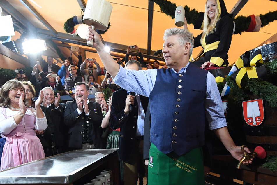 Bild aus besseren Zeiten: Der Münchner Oberbürgermeister Dieter Reiter (62, SPD) sticht am Eröffnungstag des Oktoberfestes das erste Fass an. (Archivbild)