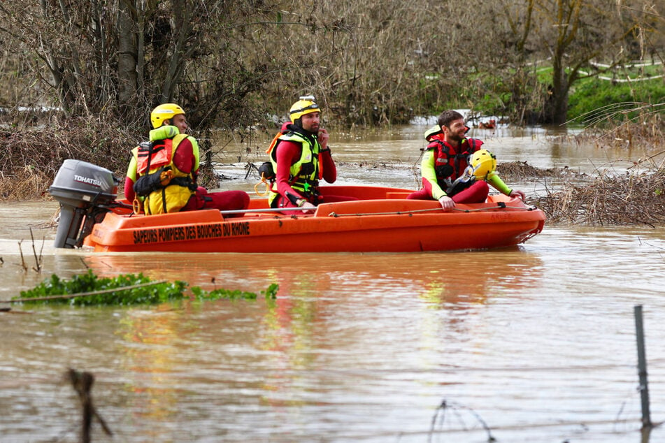 Rettungskräfte suchen mit einem Boot nach Vermissten.