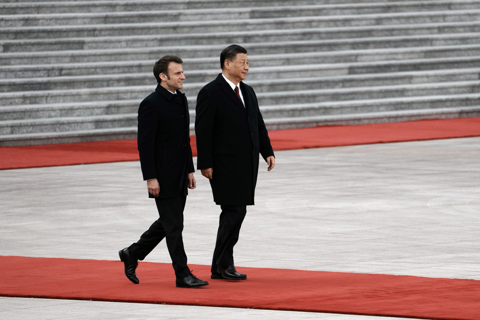 Xi Jinping (69, r.), Präsident von China, und Emmanuel Macron (50), Präsident von Frankreich, nehmen an einer Begrüßungszeremonie an der Großen Halle des Volkes teil.