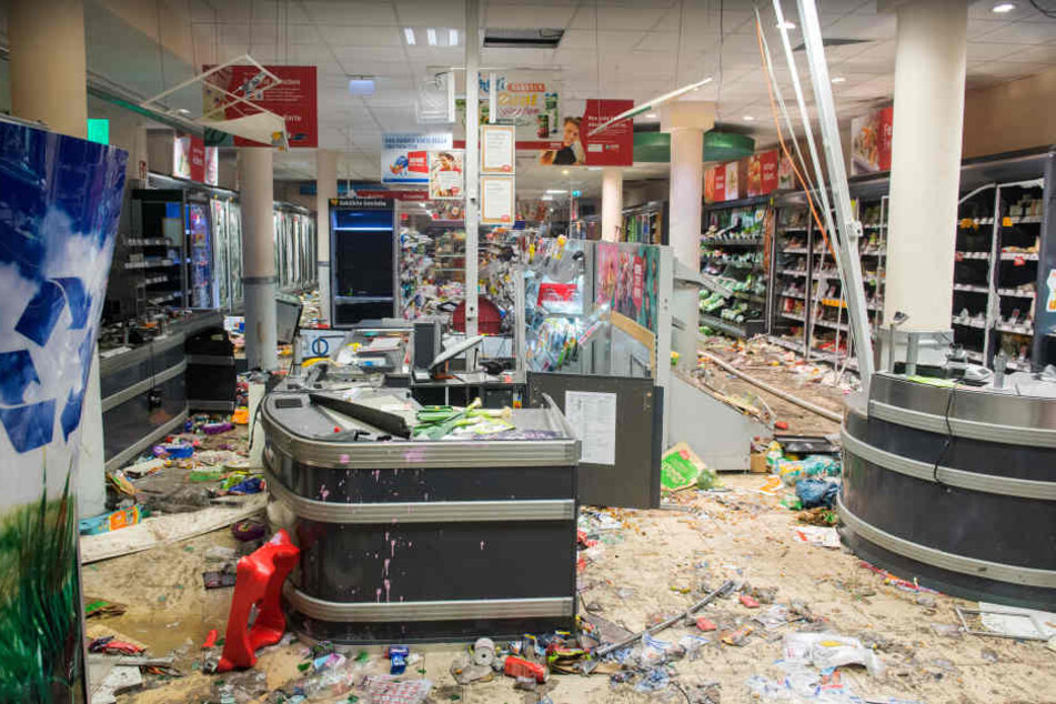 Ein REWE-Supermarkt wurde komplett zerstört.