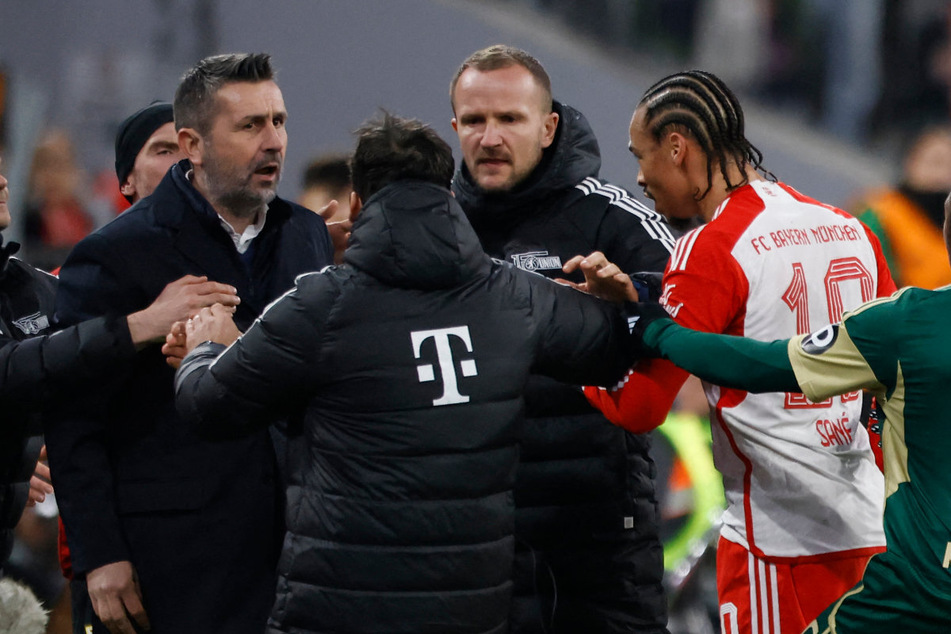 Zwischen Union-Coach Nenad Bjelica (52, l.) und Bayern-Star Leroy Sané (28, r.) hat es am Mittwochabend kurz mal gerumst.