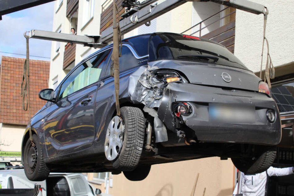 Der demolierte Opel wird abgeschleppt.