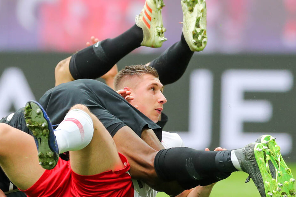 Staunte nicht schlecht, dass seine offensiven Mitspieler den Ball nicht im Kasten unterbrachten: Kapitän Willi Orban.