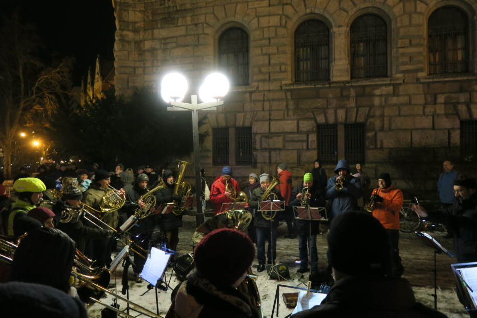 Am Goerdeler-Denkmal wurde die Demo vom Leipziger Posaunenchor begrüßt.