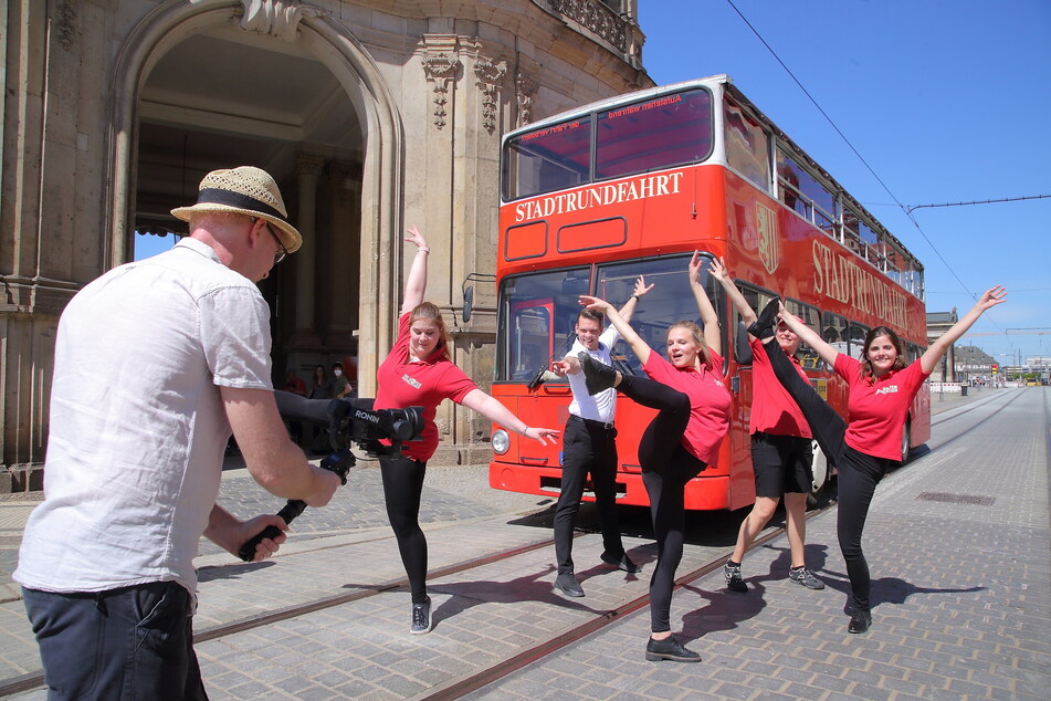 Das "Bus-Ballett" der roten Doppeldecker tanzt das Video für den Neustart nach der Pandemie ein.