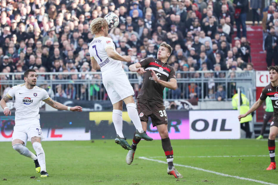 Jan Hochscheidt trifft im Februar per Kopf zum 1:1 gegen St. Pauli. Heute muss der FCE auf den gesperrten Routinier verzichten.