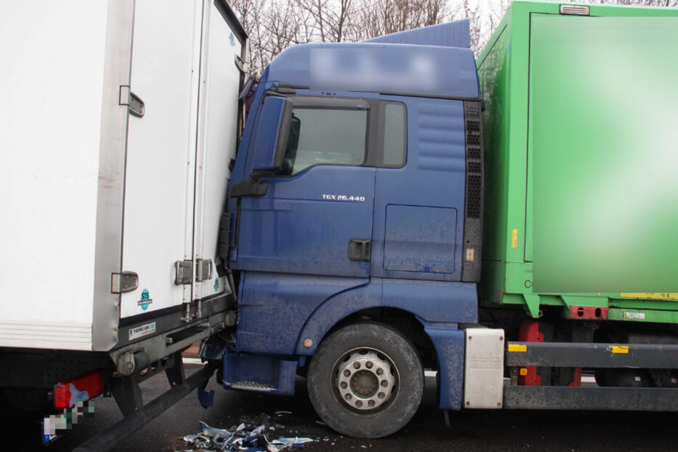 Ein Lkw ist auf den vorfahrenden Truck aufgefahren.