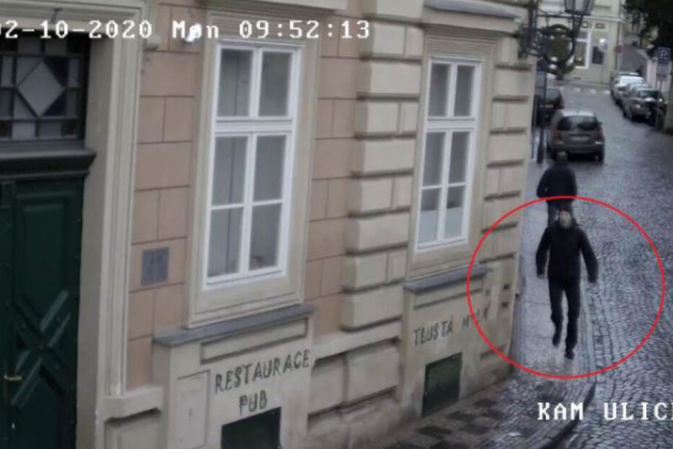 Die Polizei veröffentlichte ein Bild einer Überwachungskamera, das einen Mann zeigt, der von den Behörden zunächst als Zeuge gesucht wird.
