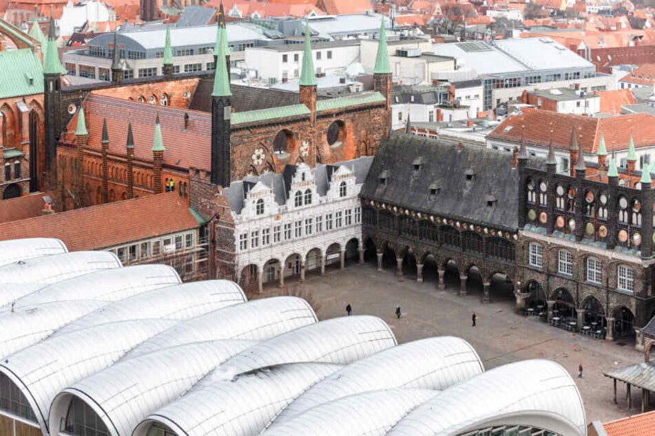 Blick auf das Lübecker Rathaus und den Marktplatz davor.